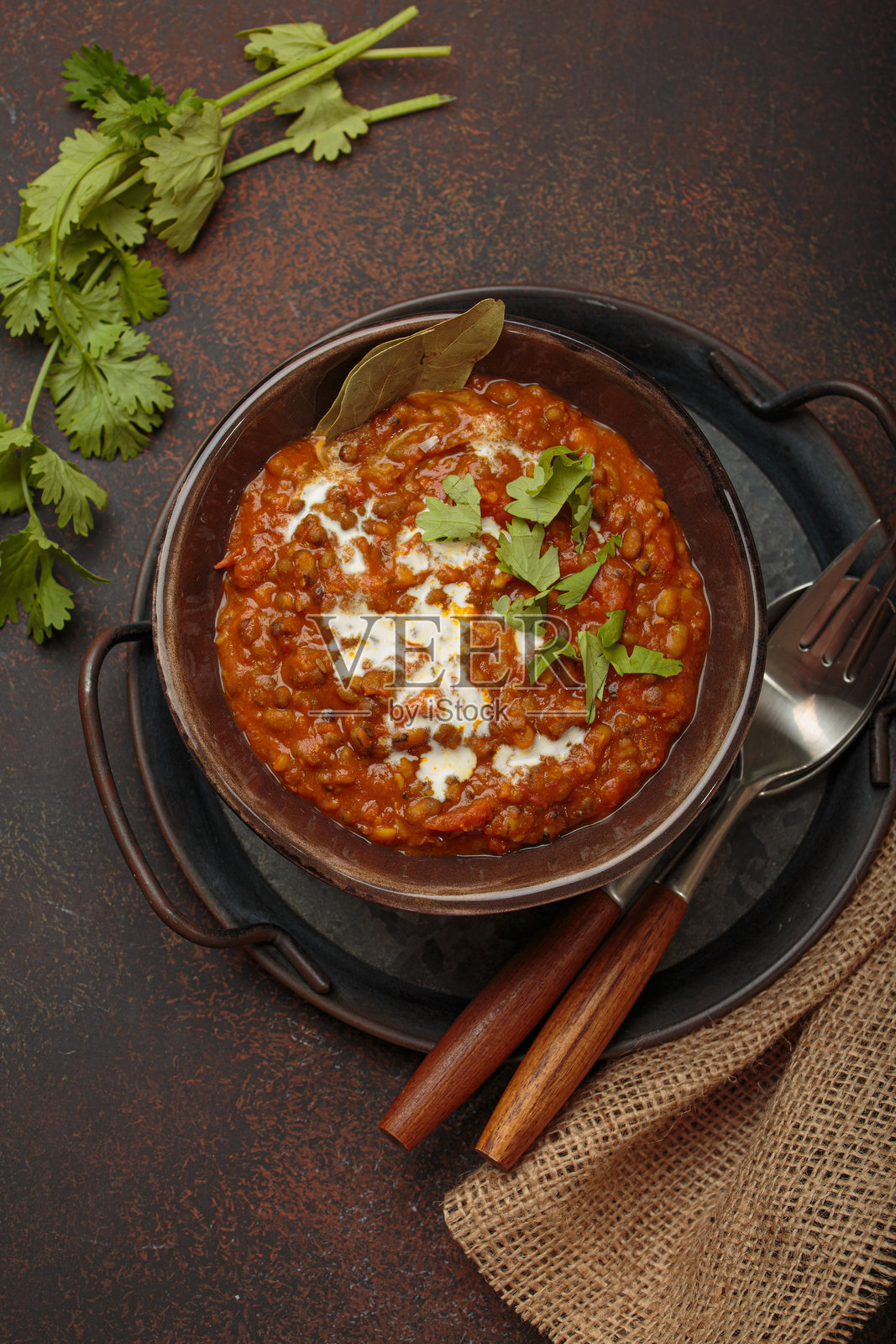 碗中盛有奶油和香菜的印度豆焖饭,俯视视角,上面撒有香料,是印度的传统菜肴照片摄影图片