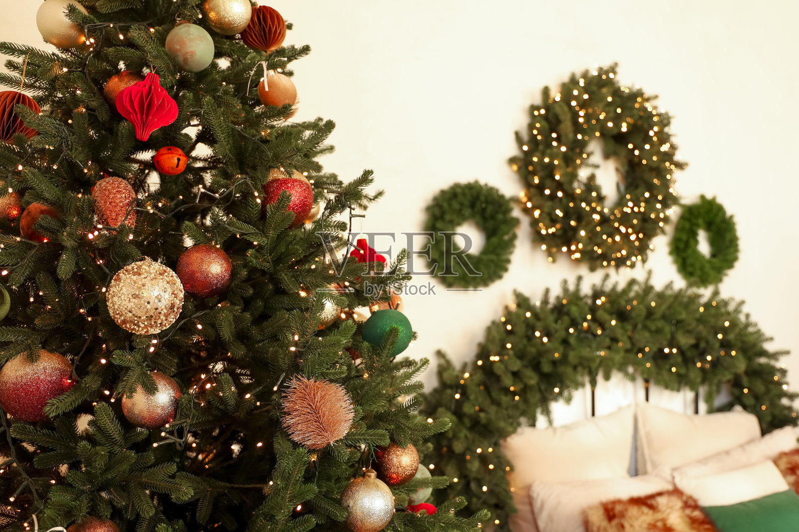 房间里的舒适节日装饰,有圣诞树和花环照片摄影图片