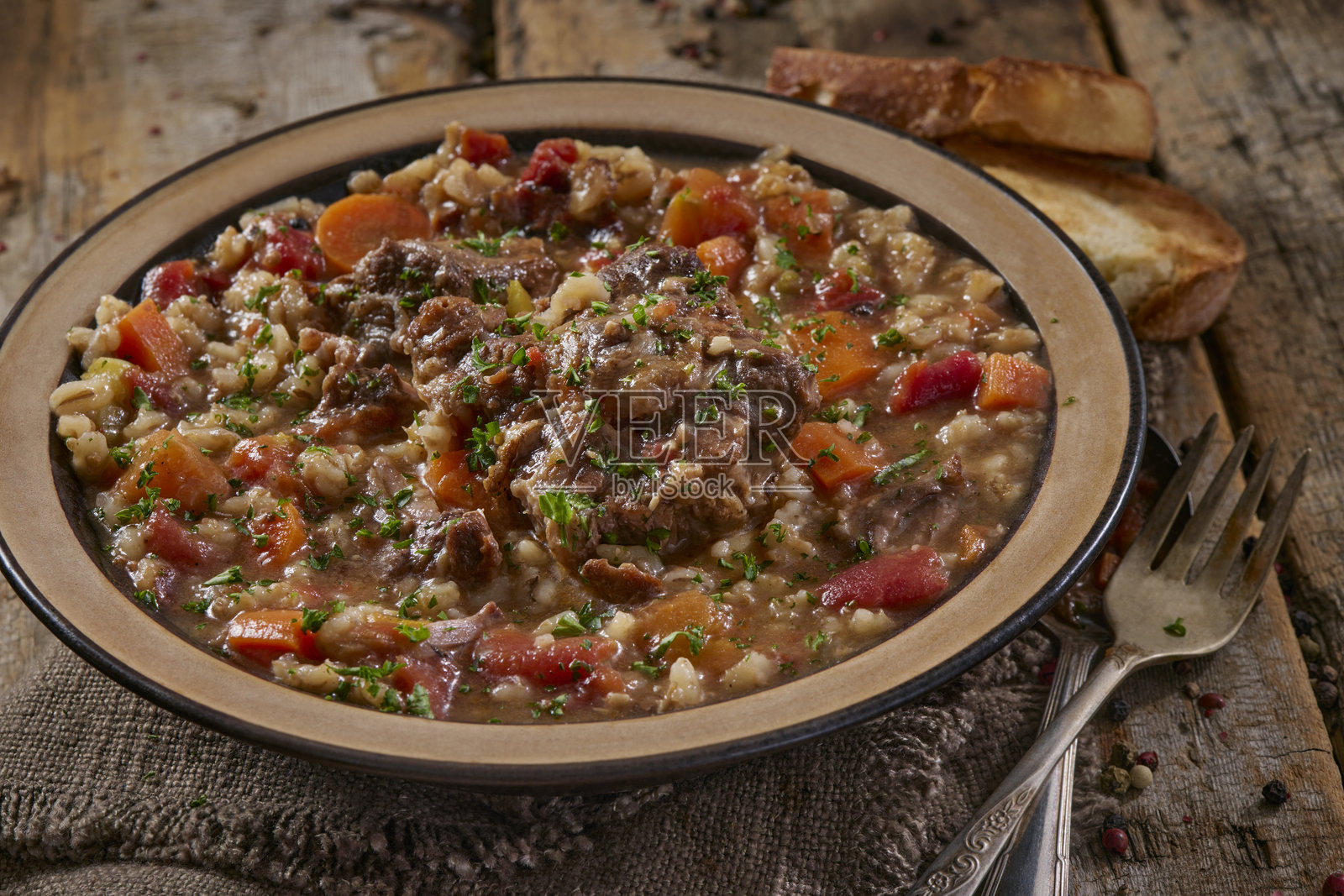 牛尾大麦炖菜照片摄影图片