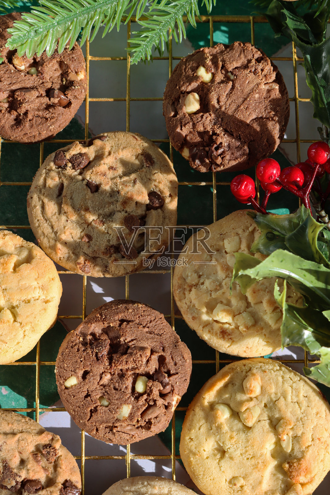 从上方俯视,冷却架上摆放着圣诞饼干和巧克力曲奇饼, festive holiday baking setup照片摄影图片