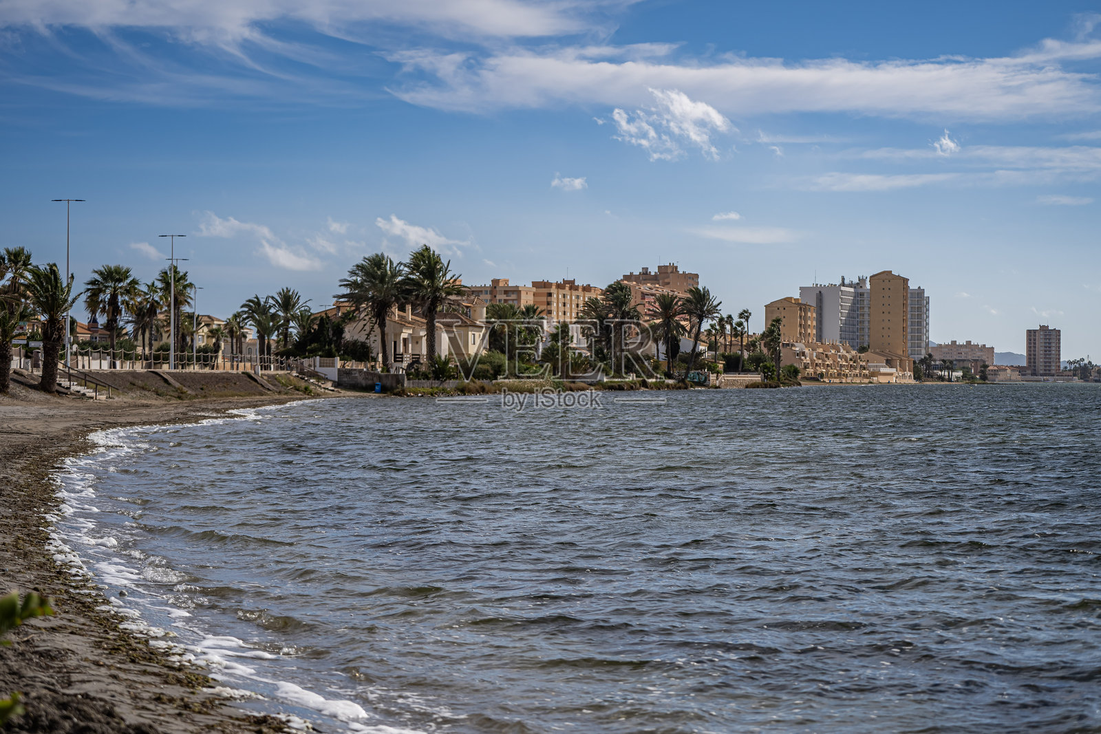 秋季马尔梅纳海角海滩的景致,宁静的海面。照片摄影图片
