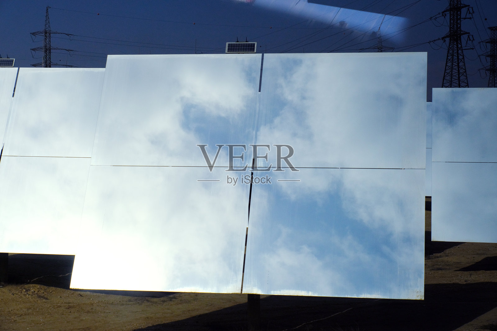 沙漠中的太阳能反射器阵列照片摄影图片