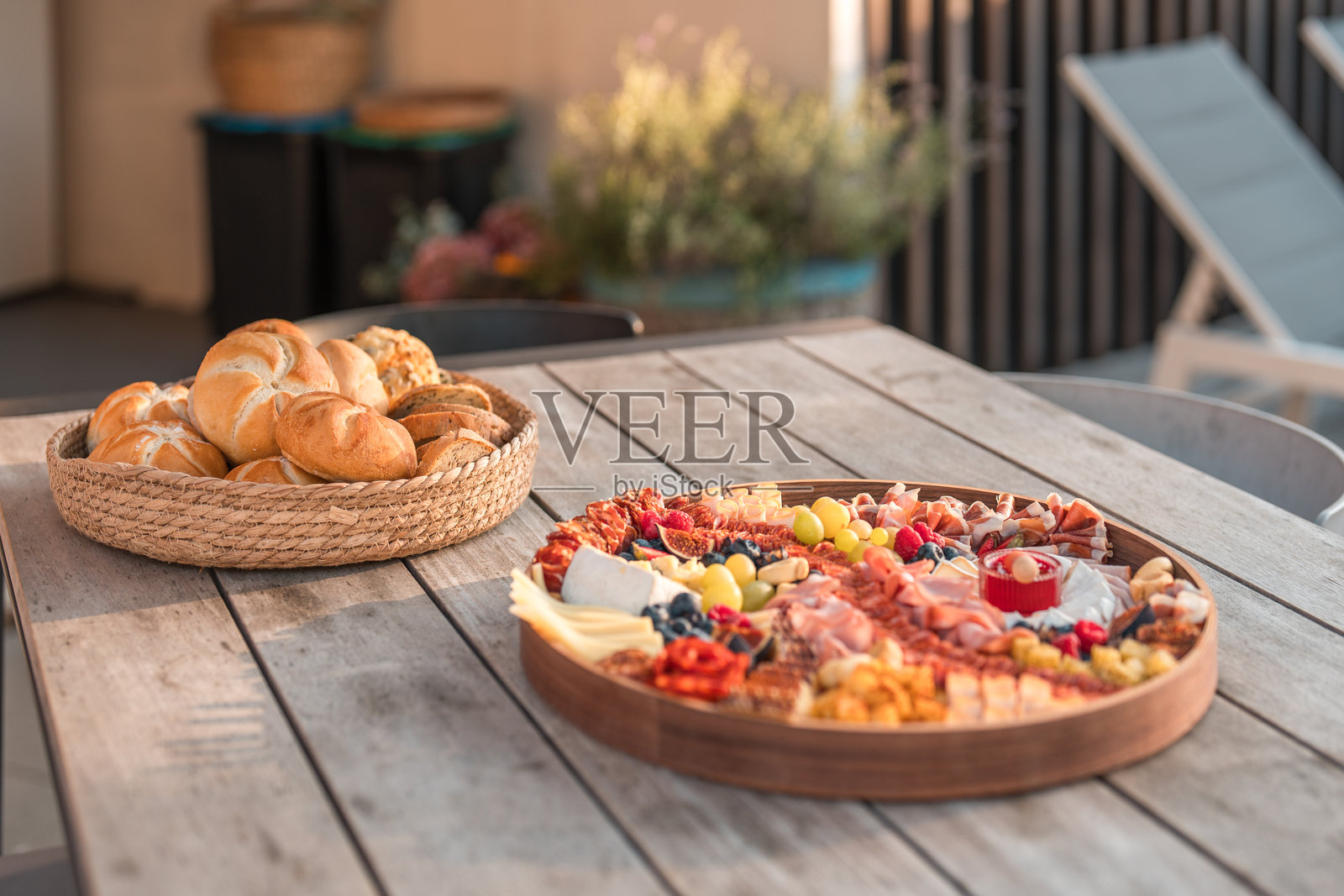 可爱的熟食拼盘:熟肉和奶酪照片摄影图片