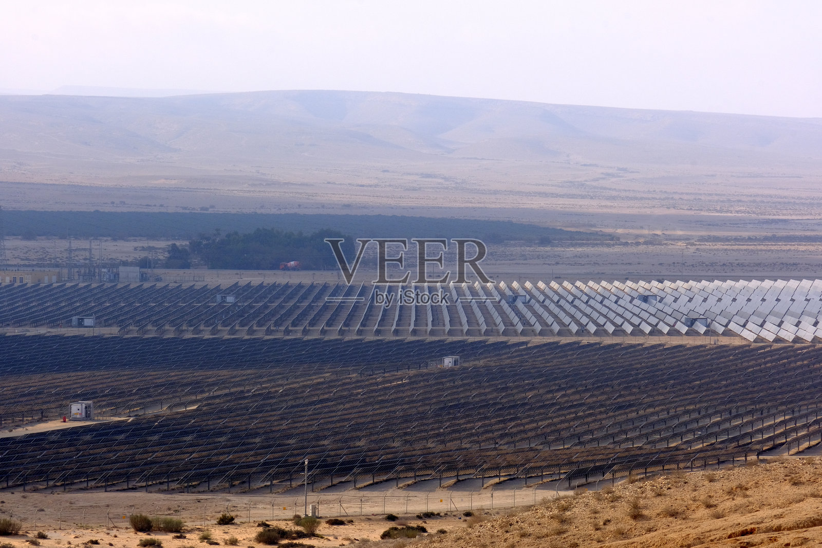 沙漠太阳能发电场与太阳能塔照片摄影图片