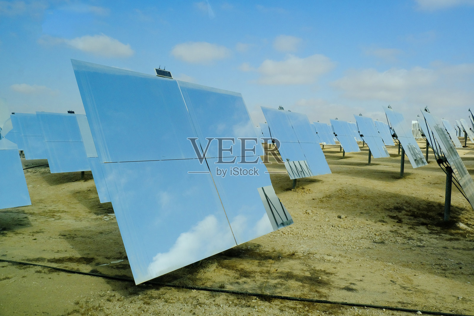 沙漠中的太阳能反射镜场照片摄影图片