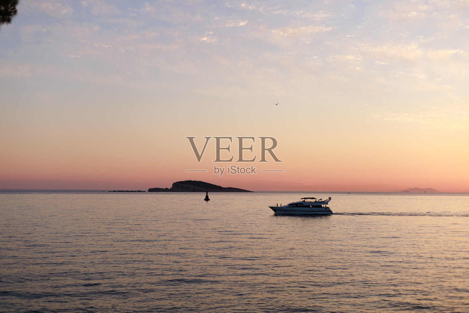 极简海景,带有柔和的日落色调照片摄影图片