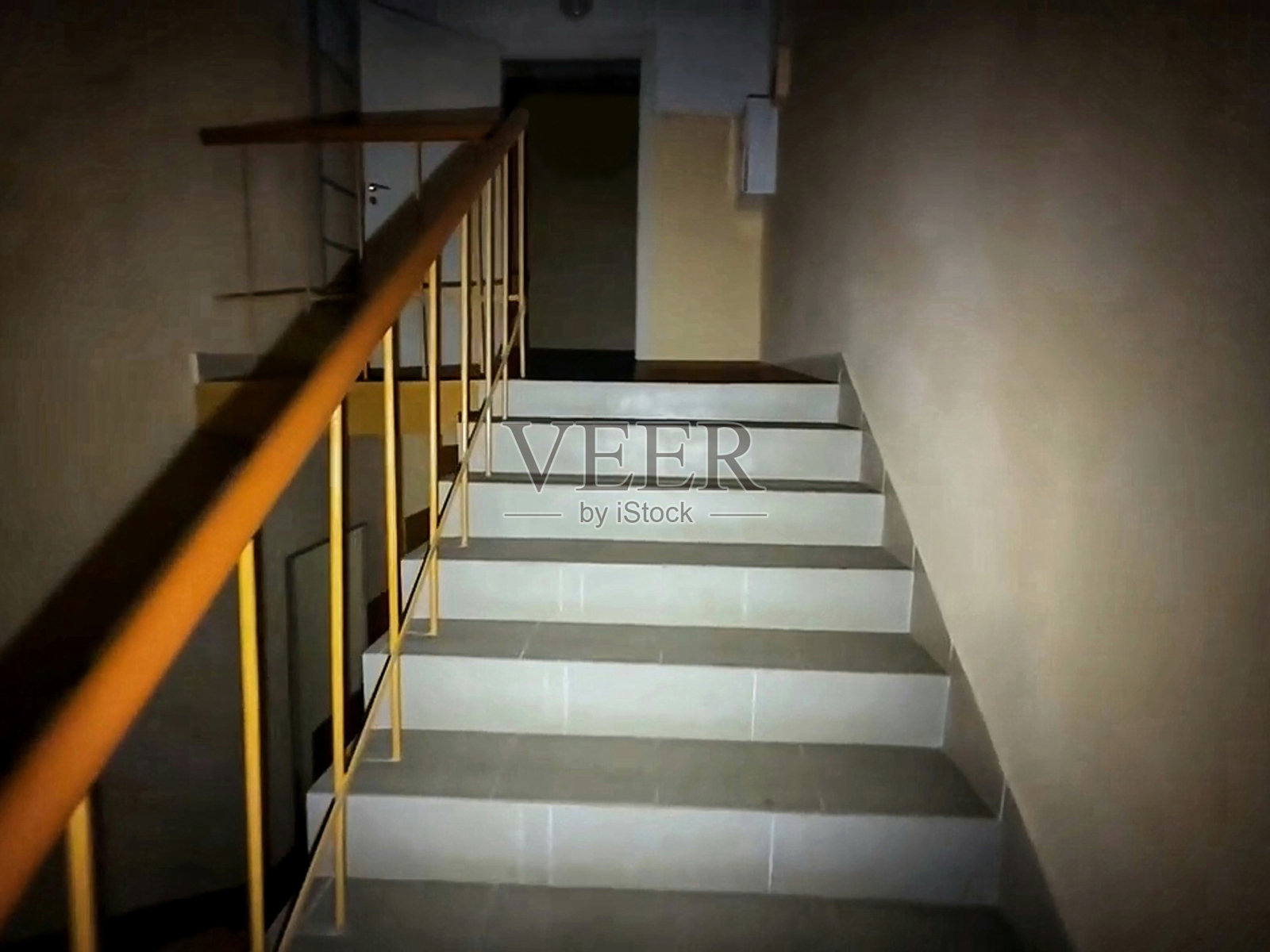 停电时爬公寓楼梯照片摄影图片