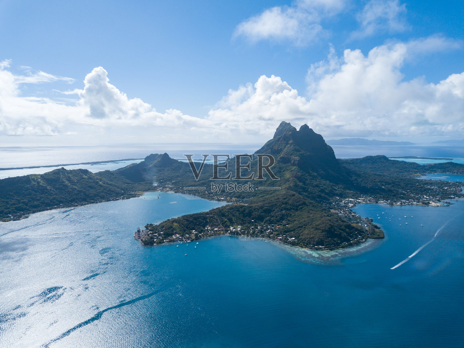 无人机航拍的法属波利尼西亚塔希提岛大溪地岛的蓝色泻湖和奥特马努山(大溪地岛航拍)照片摄影图片