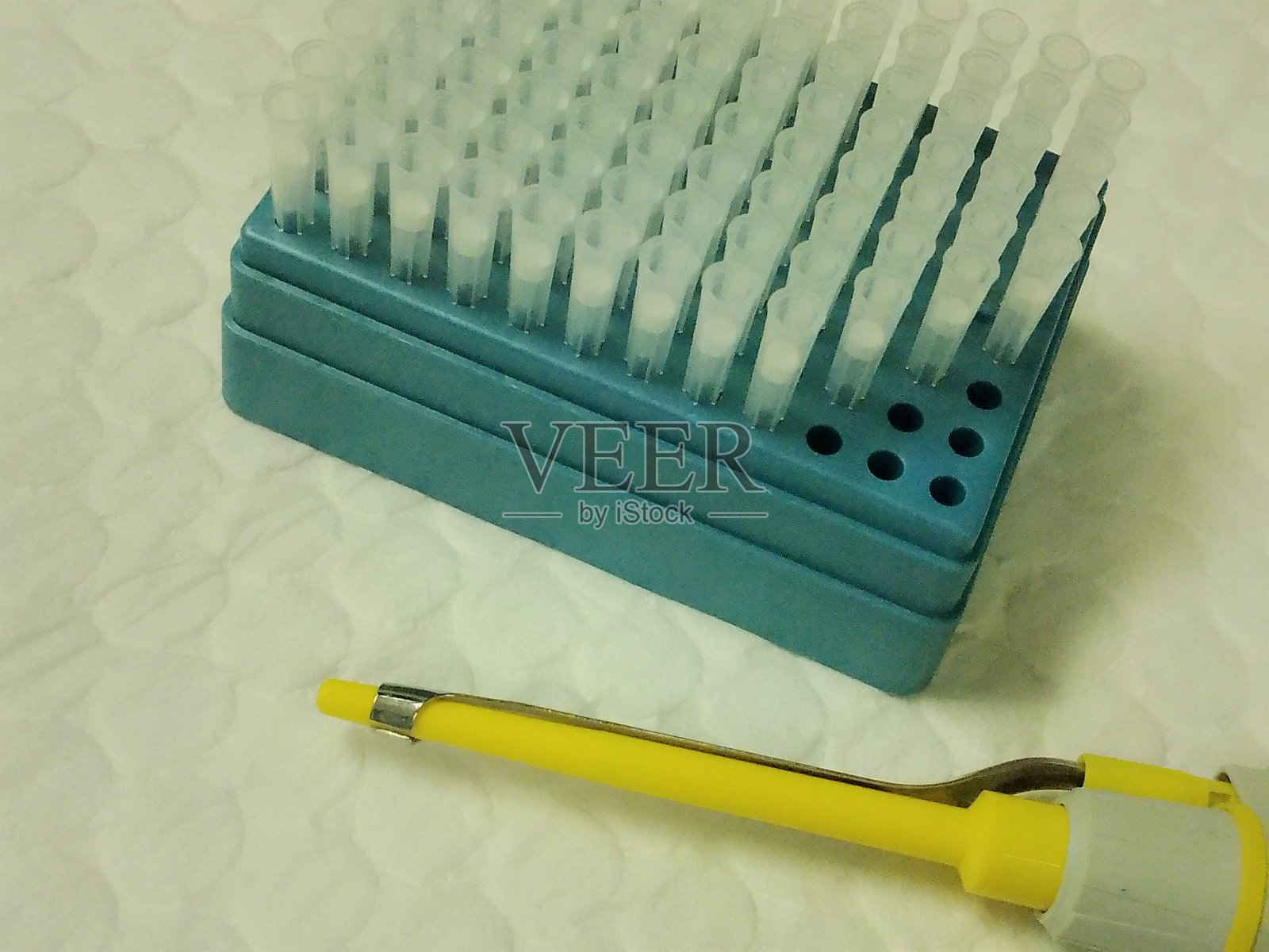 实验室移液器和一次性塑料吸头照片摄影图片