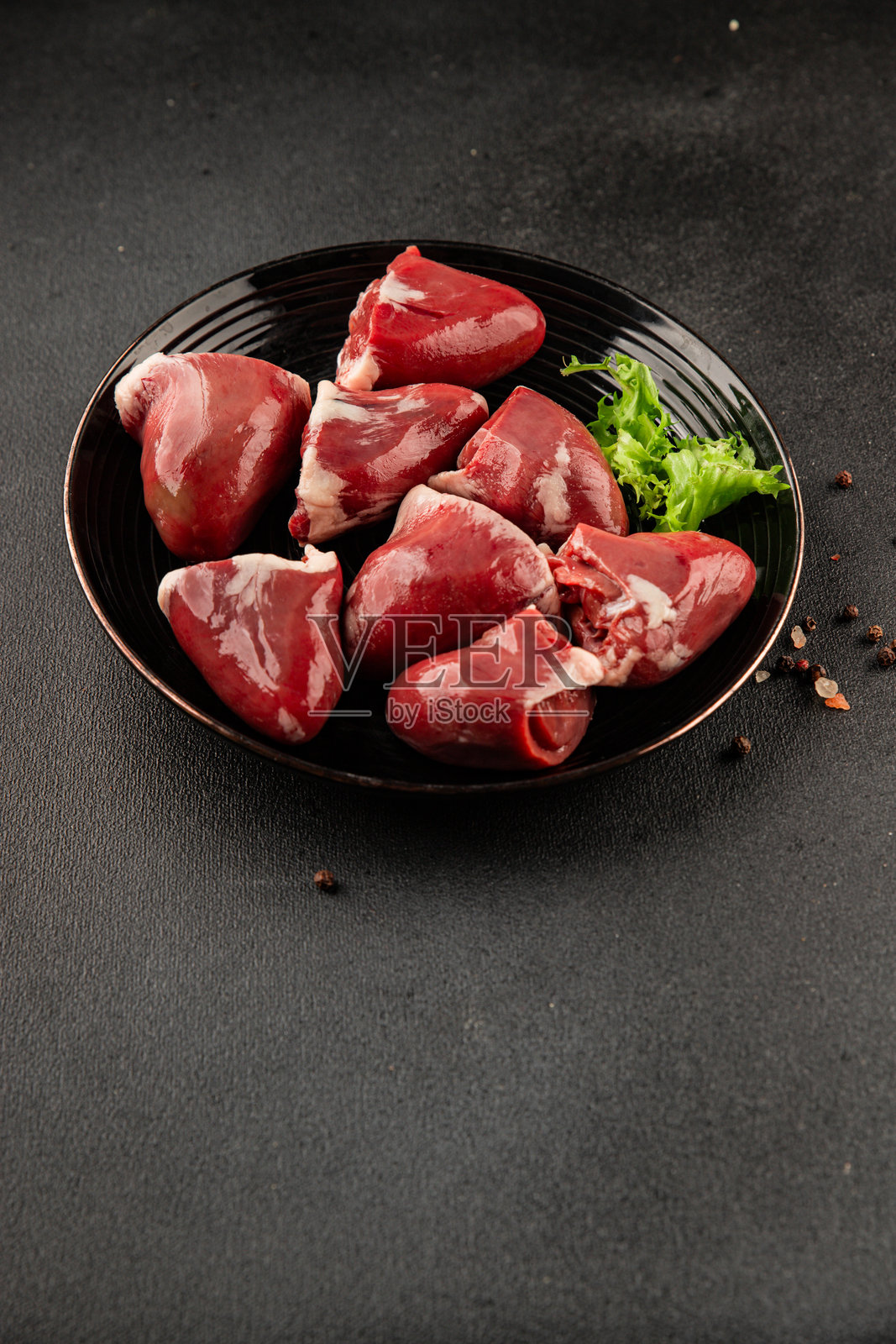 土耳其心脏内脏肉美味小吃,新鲜美味的美食背景在桌子上,乡村美食俯视,可复制空间照片摄影图片