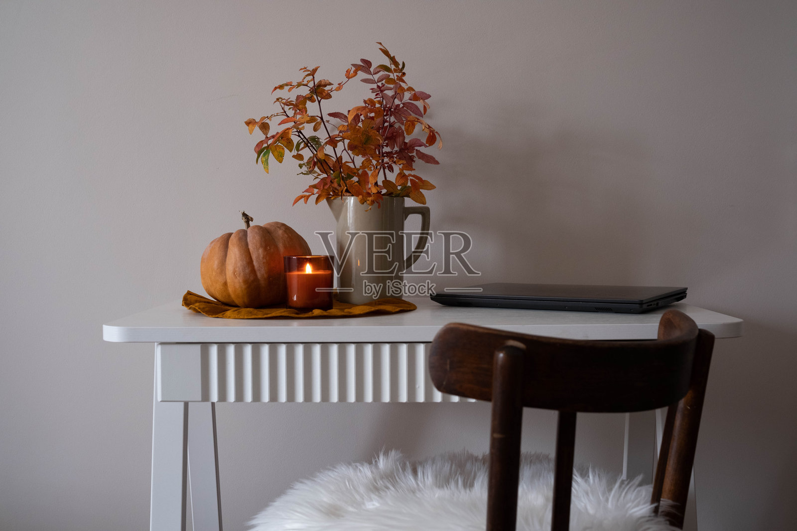 秋季温馨场景,季节性秋日静物,南瓜与蜡烛的暖秋景象照片摄影图片