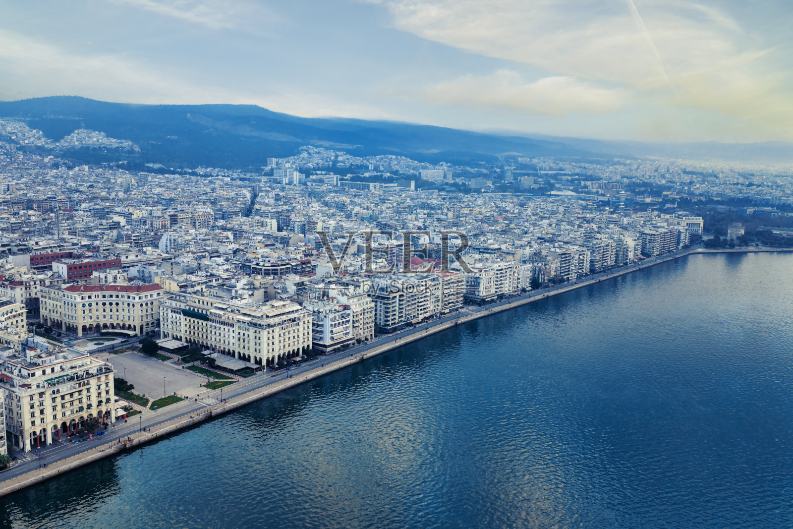 阿里斯托特勒斯广场与大海。塞萨洛尼基的宏伟远景照片摄影图片