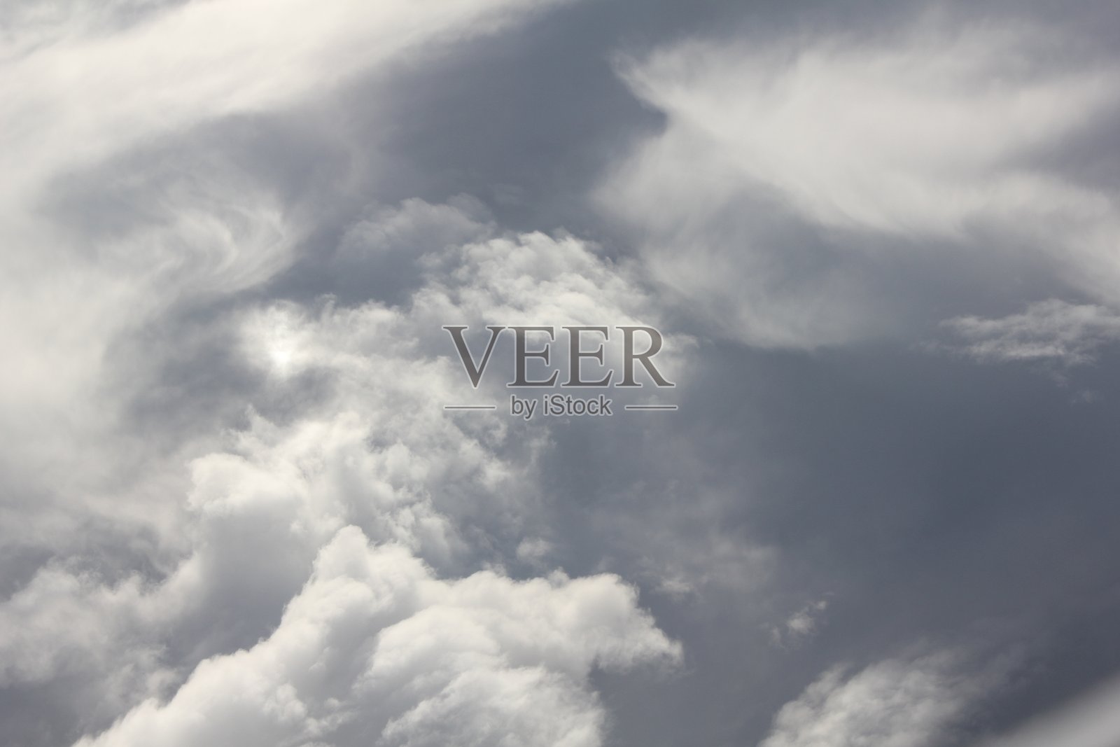 从飞机窗户拍摄的航拍画面,下方是厚厚的云层,展现出壮丽的云景。照片摄影图片