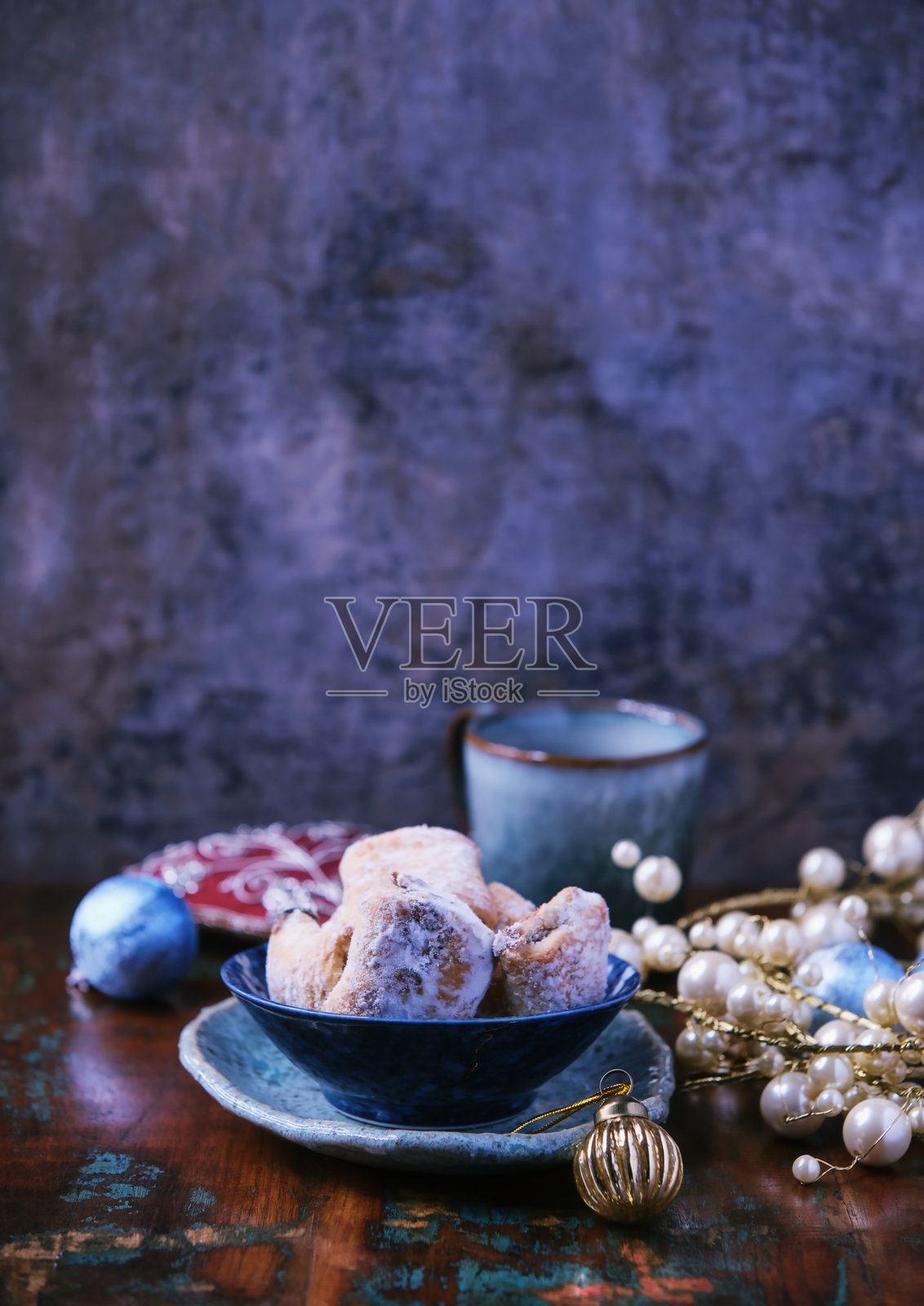 乡村木质背景上的传统圣诞姜饼。柔焦。照片摄影图片