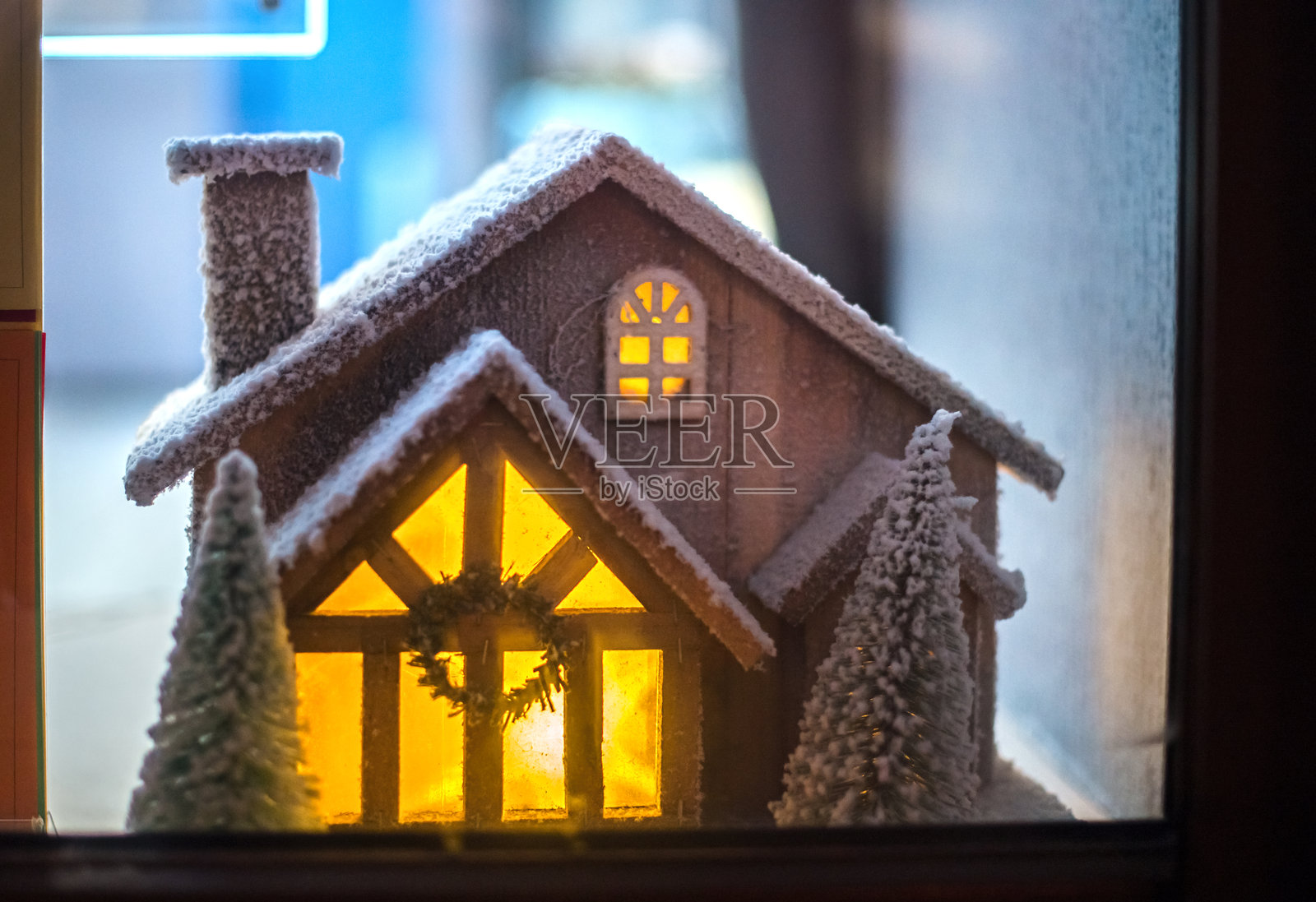 舒适的圣诞房屋装饰,暖色灯光点缀照片摄影图片