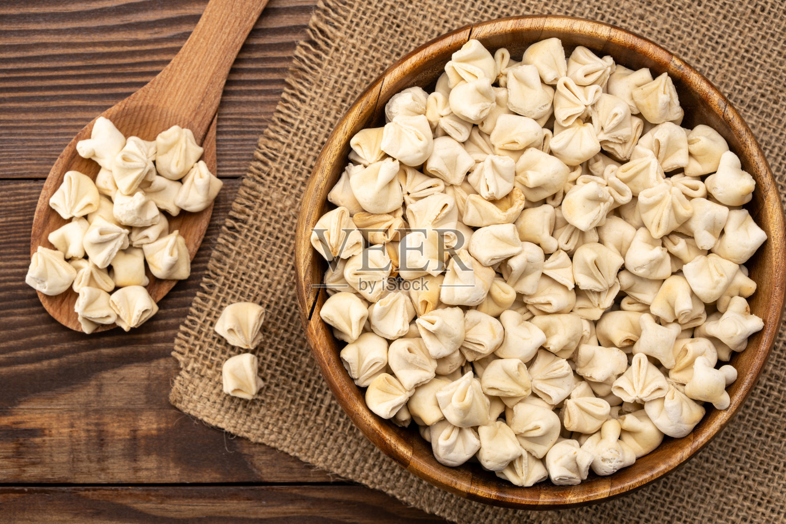 土耳其传统饺子曼提。手工饺子皮包裹肉馅的传统美食。照片摄影图片