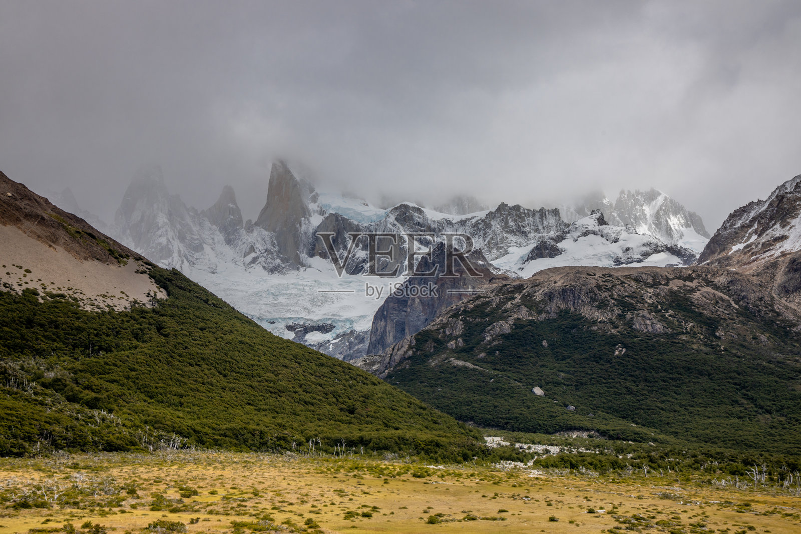 巴塔哥尼亚山脉,埃尔查尔顿徒步小径,崎岖的山峰,壮丽的风景,岩石地形,徒步路径,自然风光照片摄影图片
