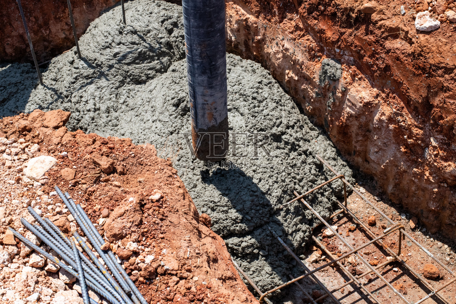 混凝土泵入新房地基照片摄影图片