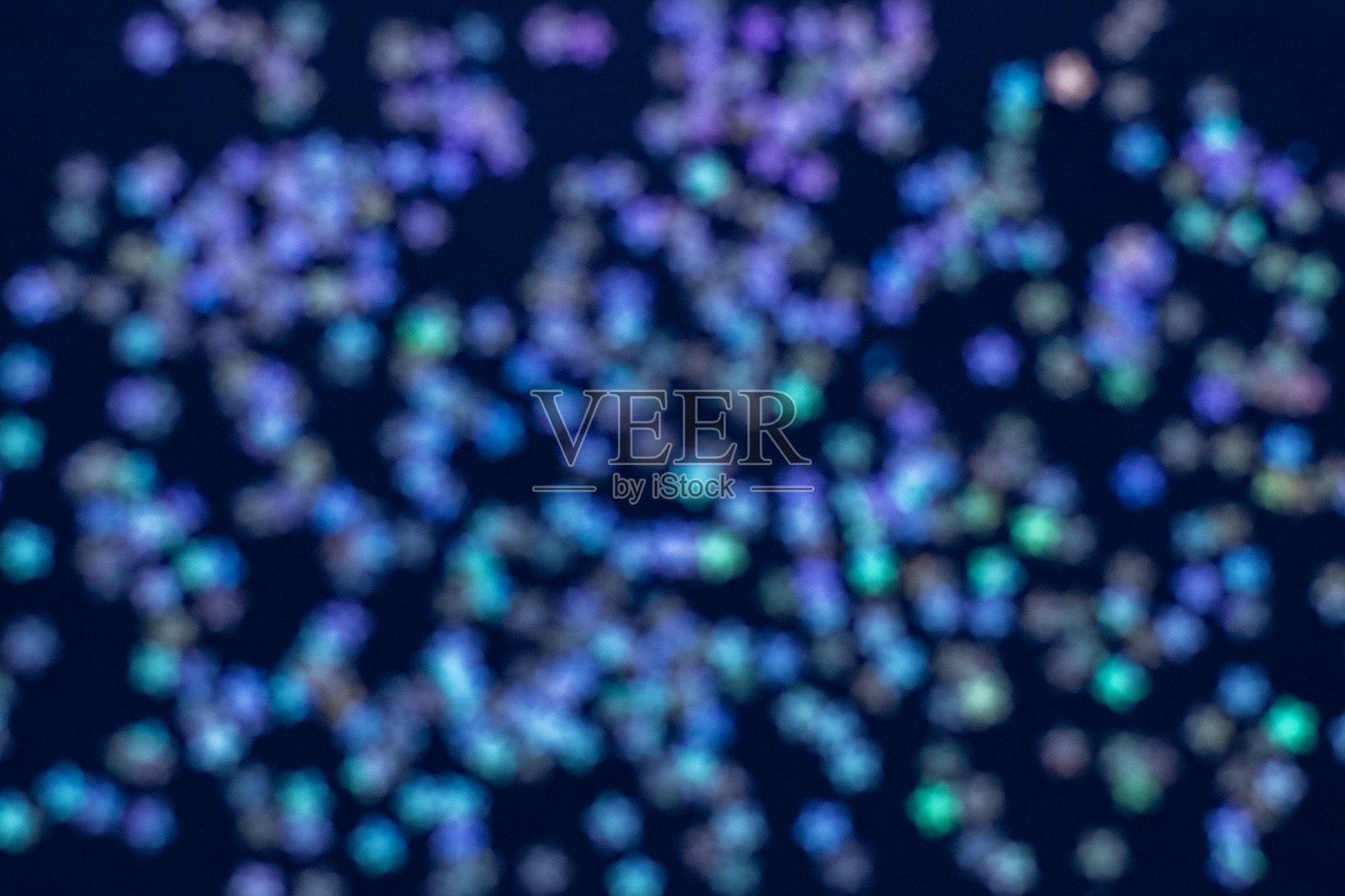 多彩的散景光点营造出梦幻般的抽象背景,散发出柔和的光晕和节日氛围照片摄影图片