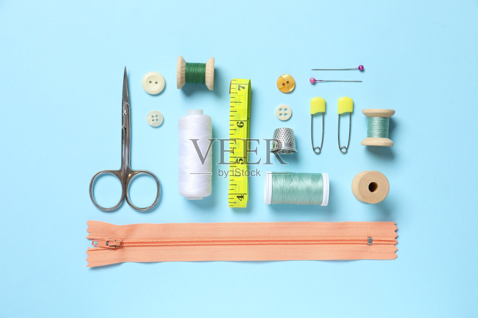 蓝色的背景上色彩缤纷的缝纫用品照片摄影图片