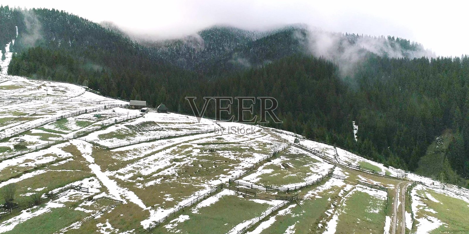 初春时节,乡村的田野依旧覆盖着白雪照片摄影图片