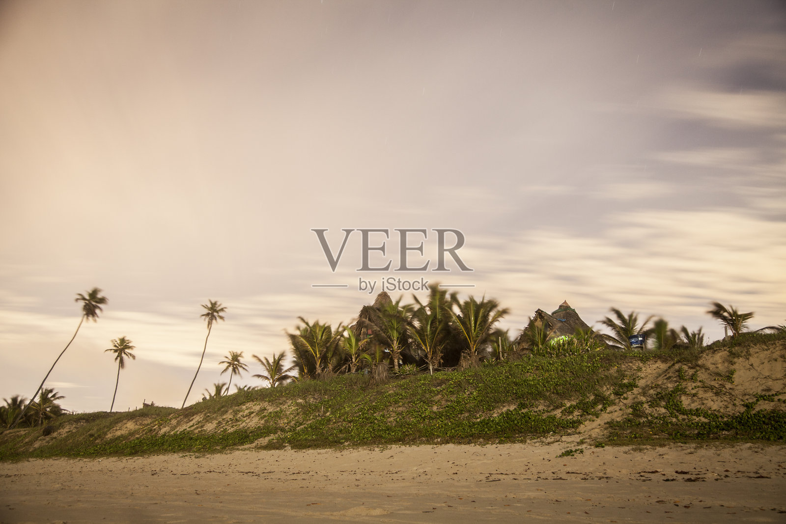 巴西巴伊亚州阿兰贝佩海滩嬉皮社区的房屋。长曝光。照片摄影图片