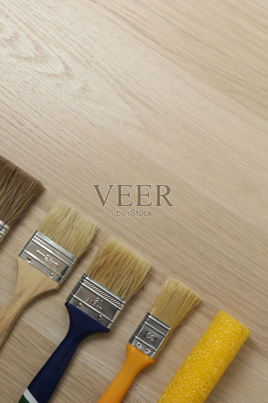 木质背景上的维修工具,水管工,锁匠,电工照片摄影图片