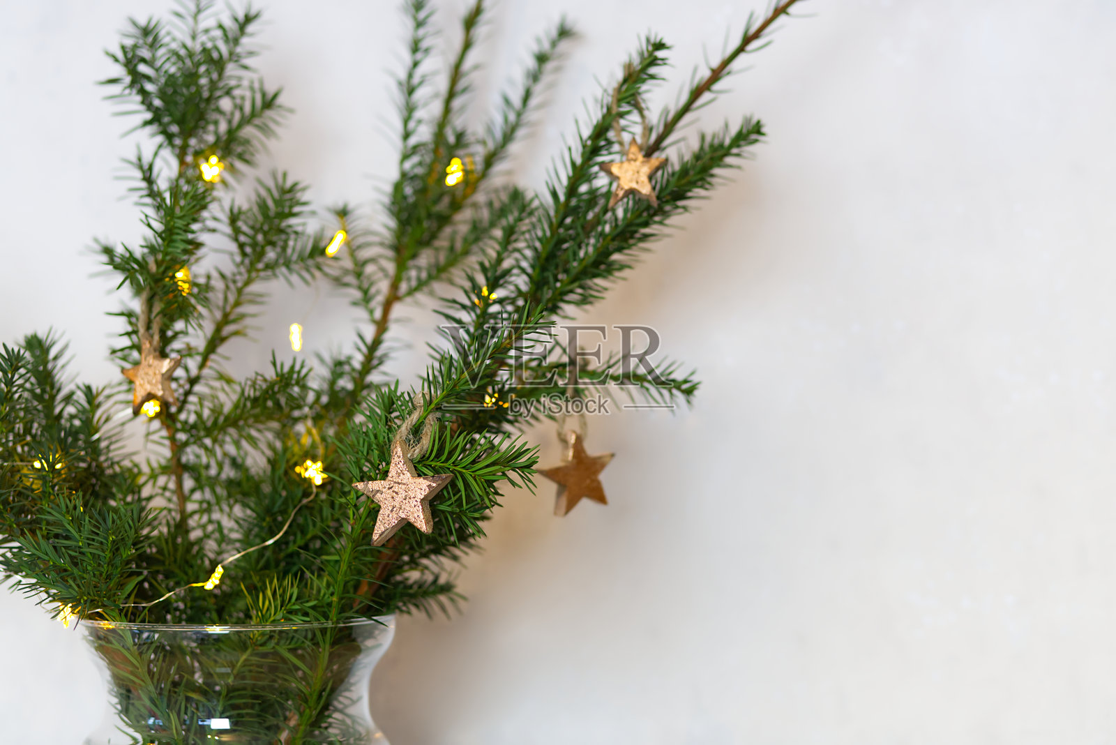 带有金色星星和装饰过的冷杉枝的冬季圣诞装饰照片摄影图片