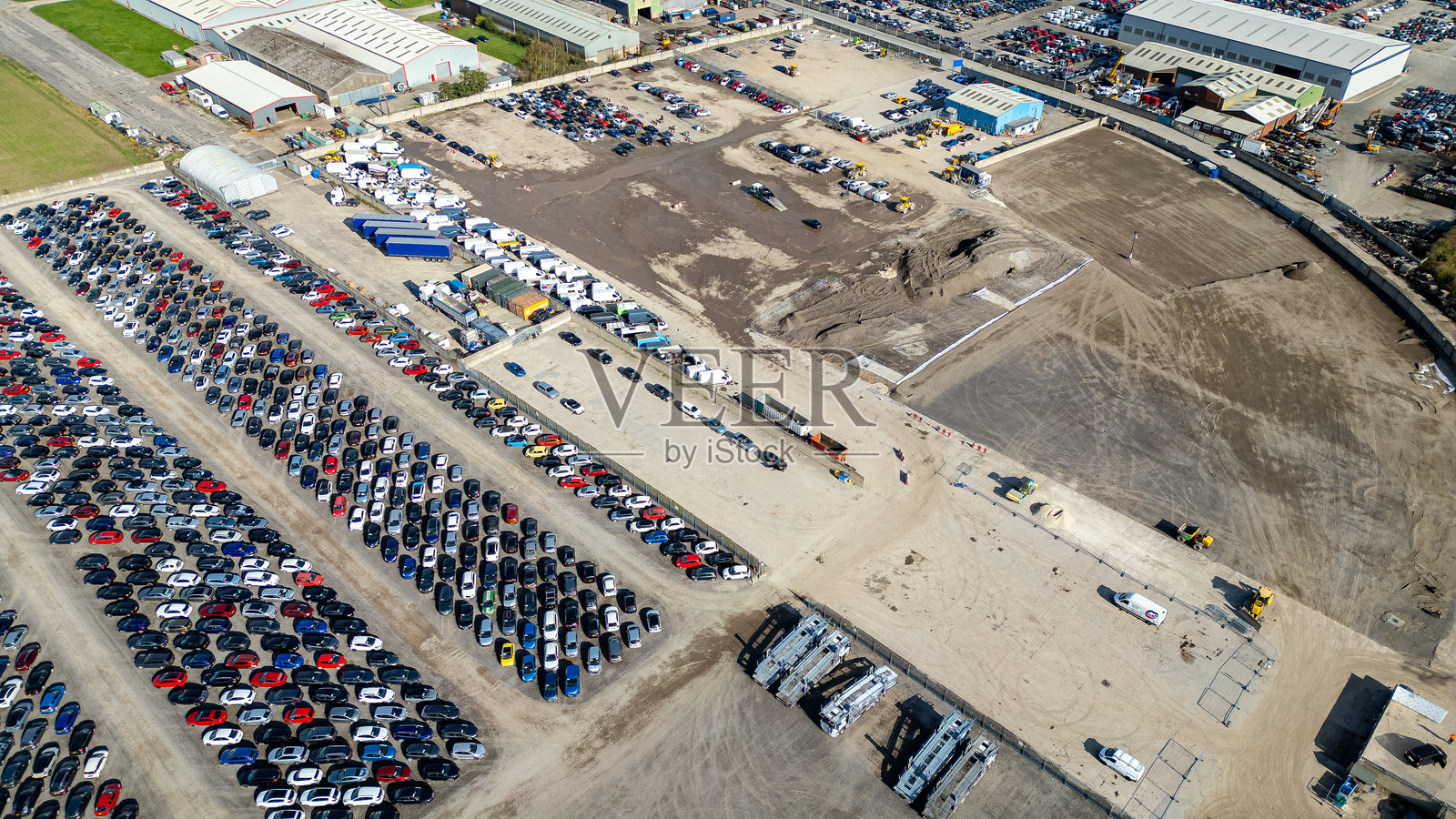 英国约克Copart车辆存储场,包含建筑和车辆的航拍图照片摄影图片