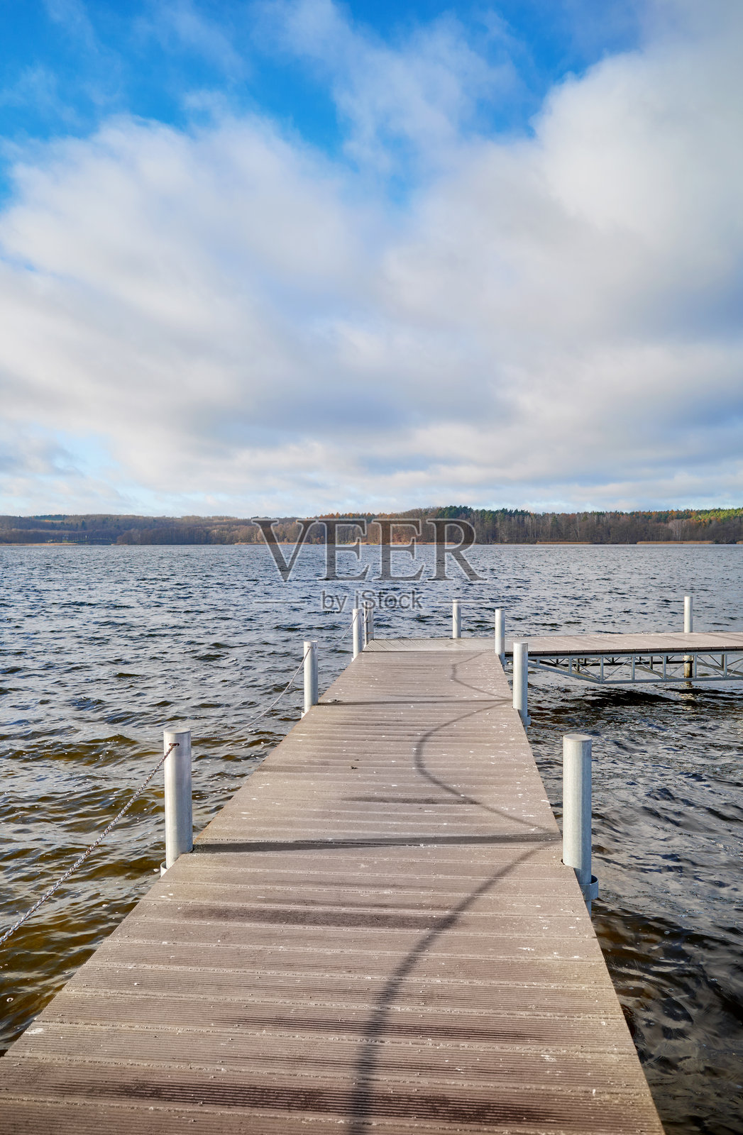 秋季波兰Charzykowy的Charzykowskie湖上的码头。照片摄影图片