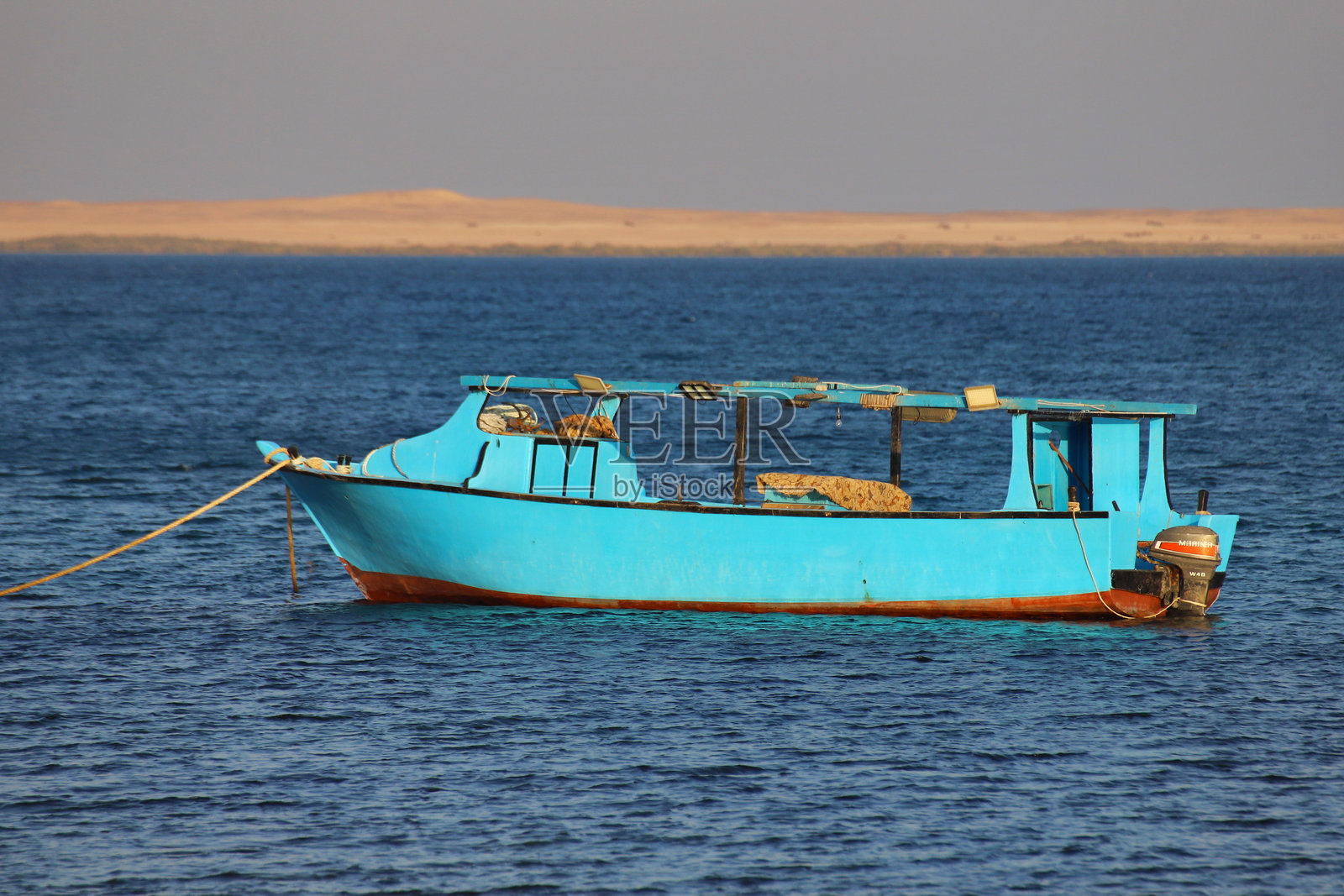 埃及萨法加附近红海上的蓝色渔船照片摄影图片