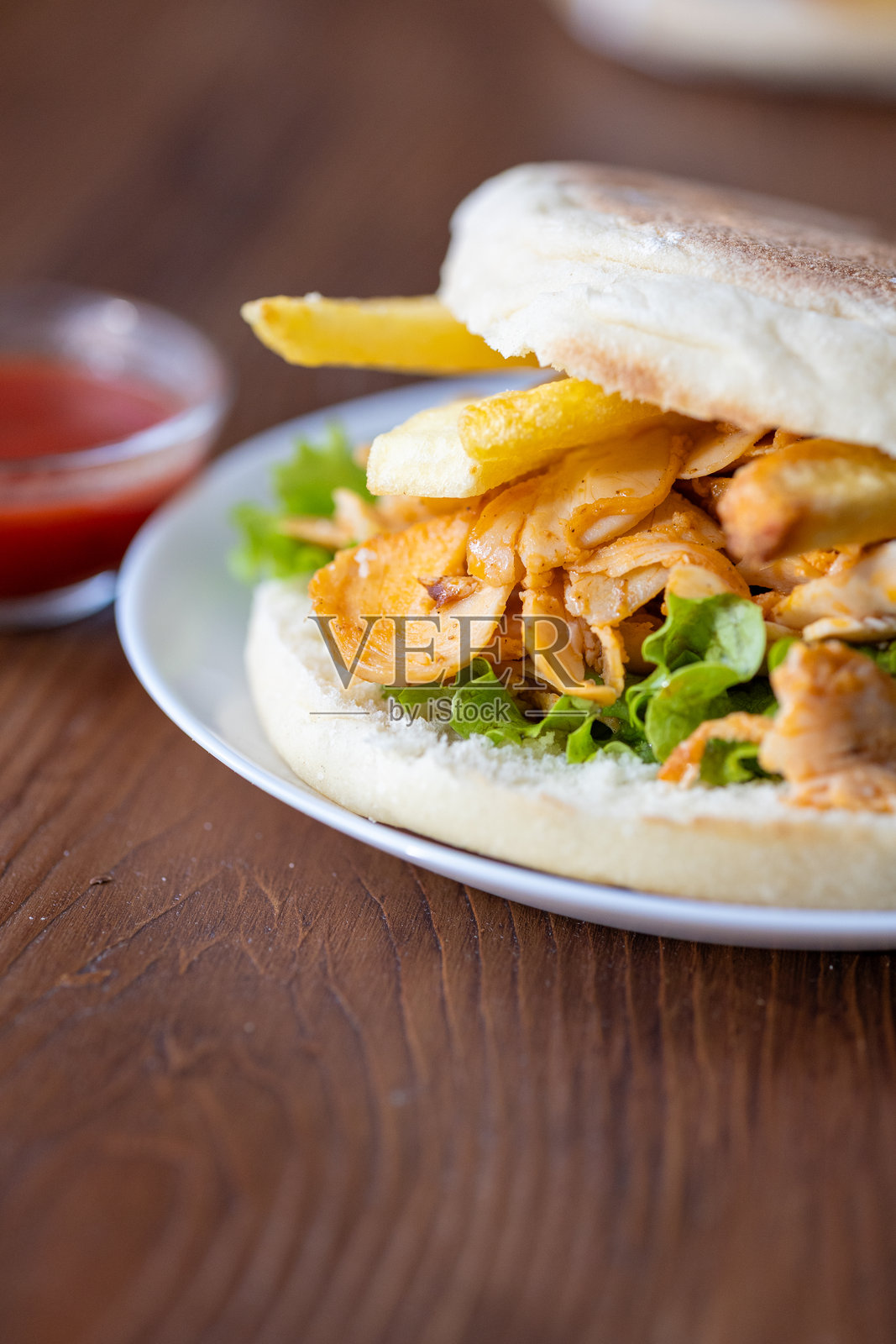 土耳其鸡肉卷配炸薯条和面包照片摄影图片