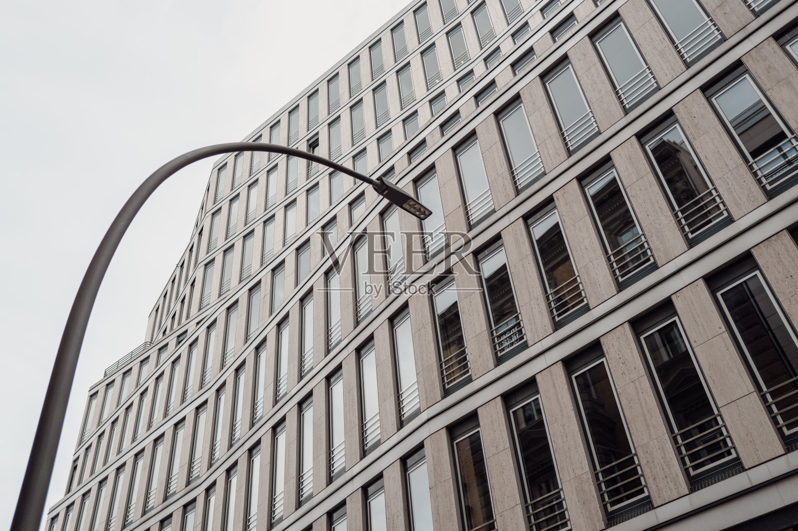 带有窗户和路灯的时尚建筑外墙局部视图照片摄影图片