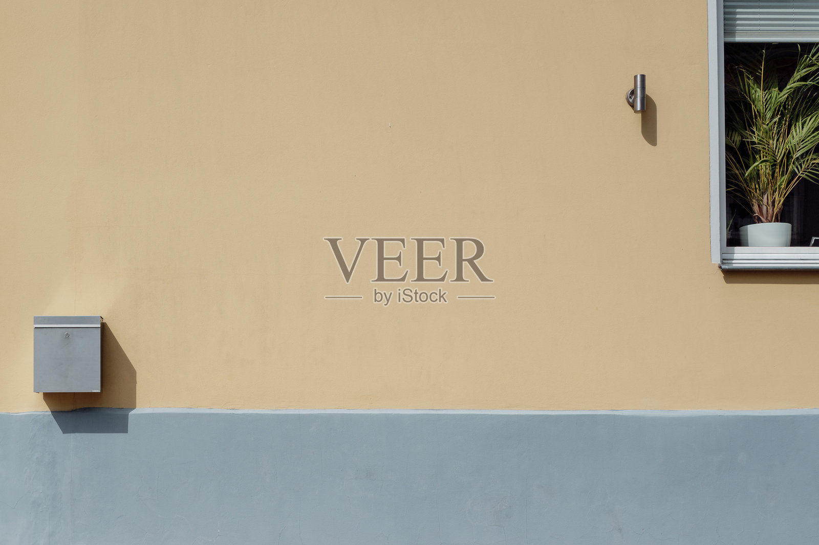 黄色外墙上的邮箱照片摄影图片