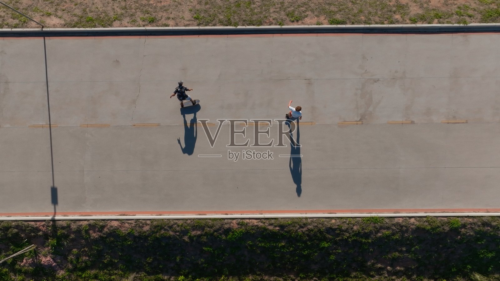 祖父和孙子滑板的俯视角度照片摄影图片