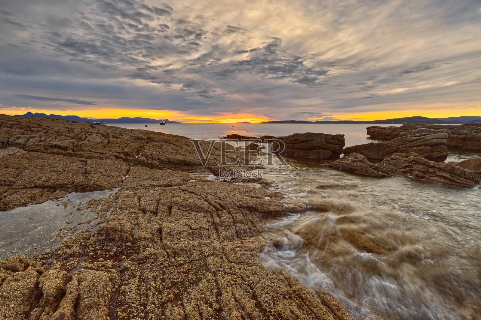日落时分,色彩斑斓的晚霞将斯凯岛 Strathaird 半岛 Elgol 村的岩石海滩和海湾染成一片红褐色。苏格兰 - 096照片摄影图片