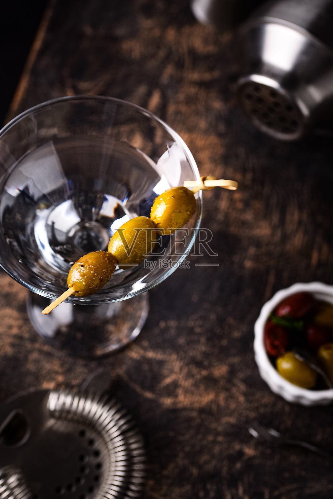 经典的马提尼鸡尾酒配橄榄照片摄影图片