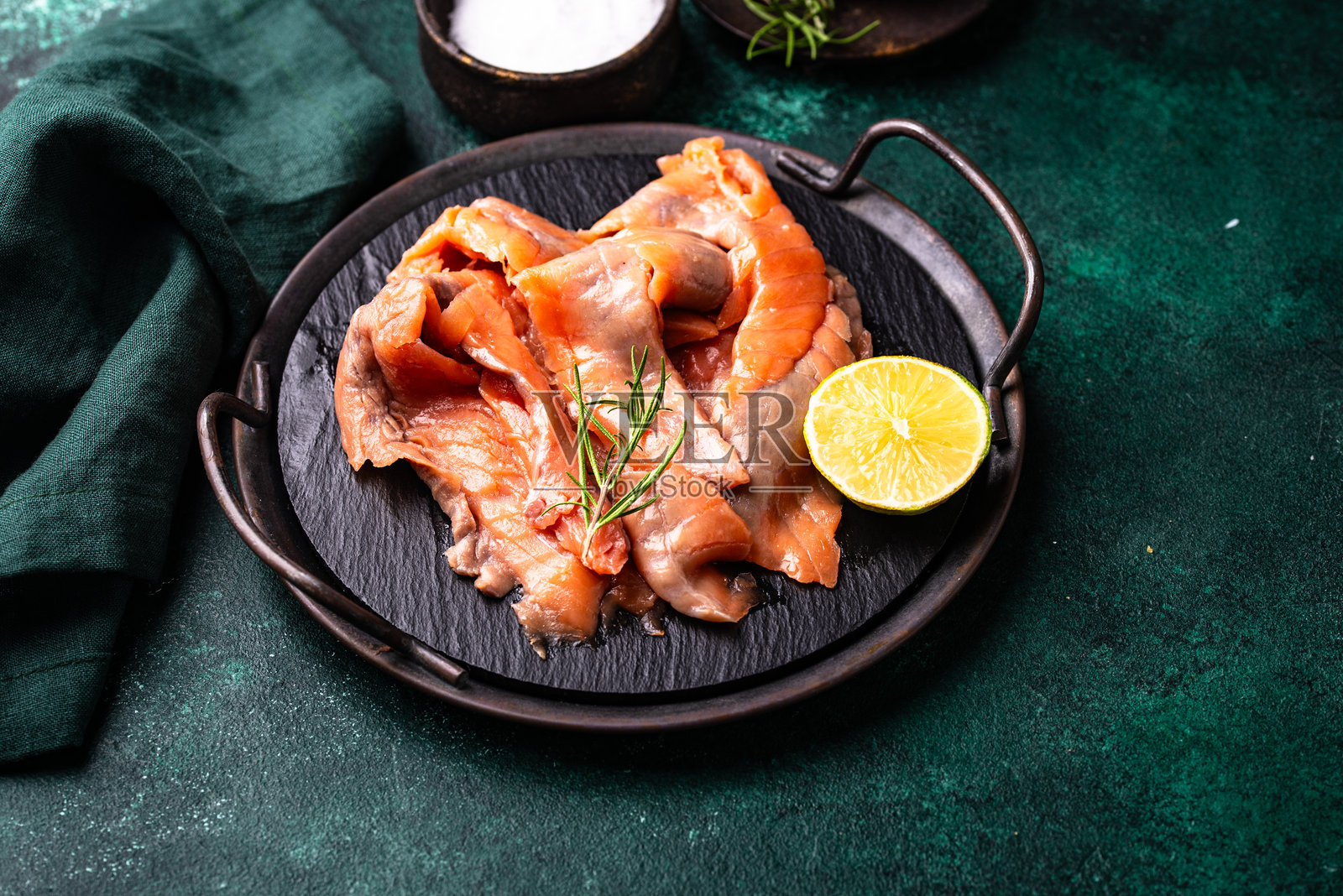 香草腌制三文鱼片照片摄影图片