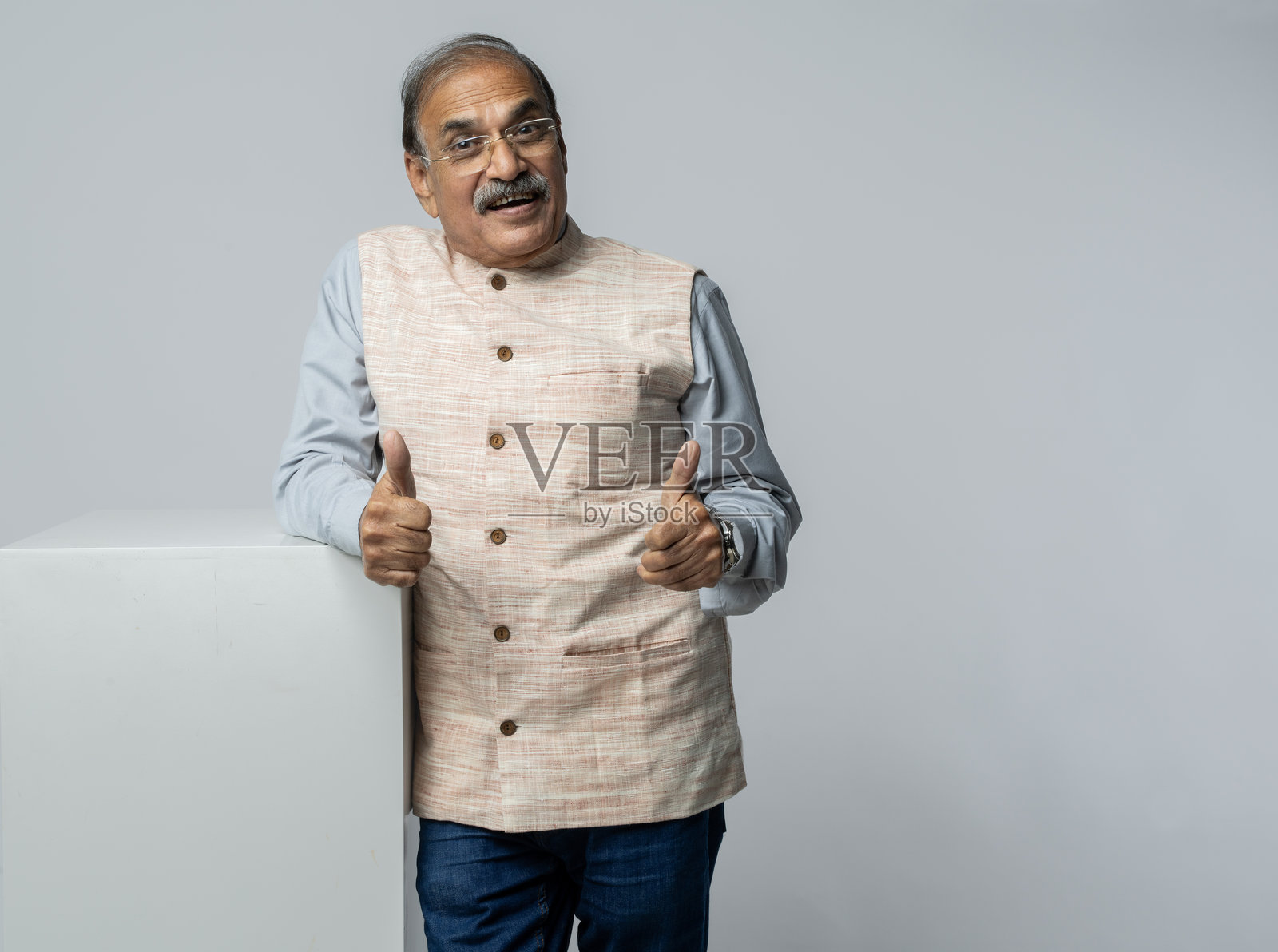 自信的男性政治家在白色背景前摆姿势照片摄影图片