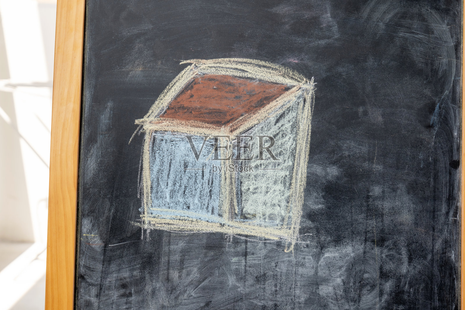 课堂上黑板上儿童粉笔平铺的3D立方体素描,粗线条的简单几何数学课,柔和色彩的阴影,教育和学习概念特写正面视图,无人照片摄影图片