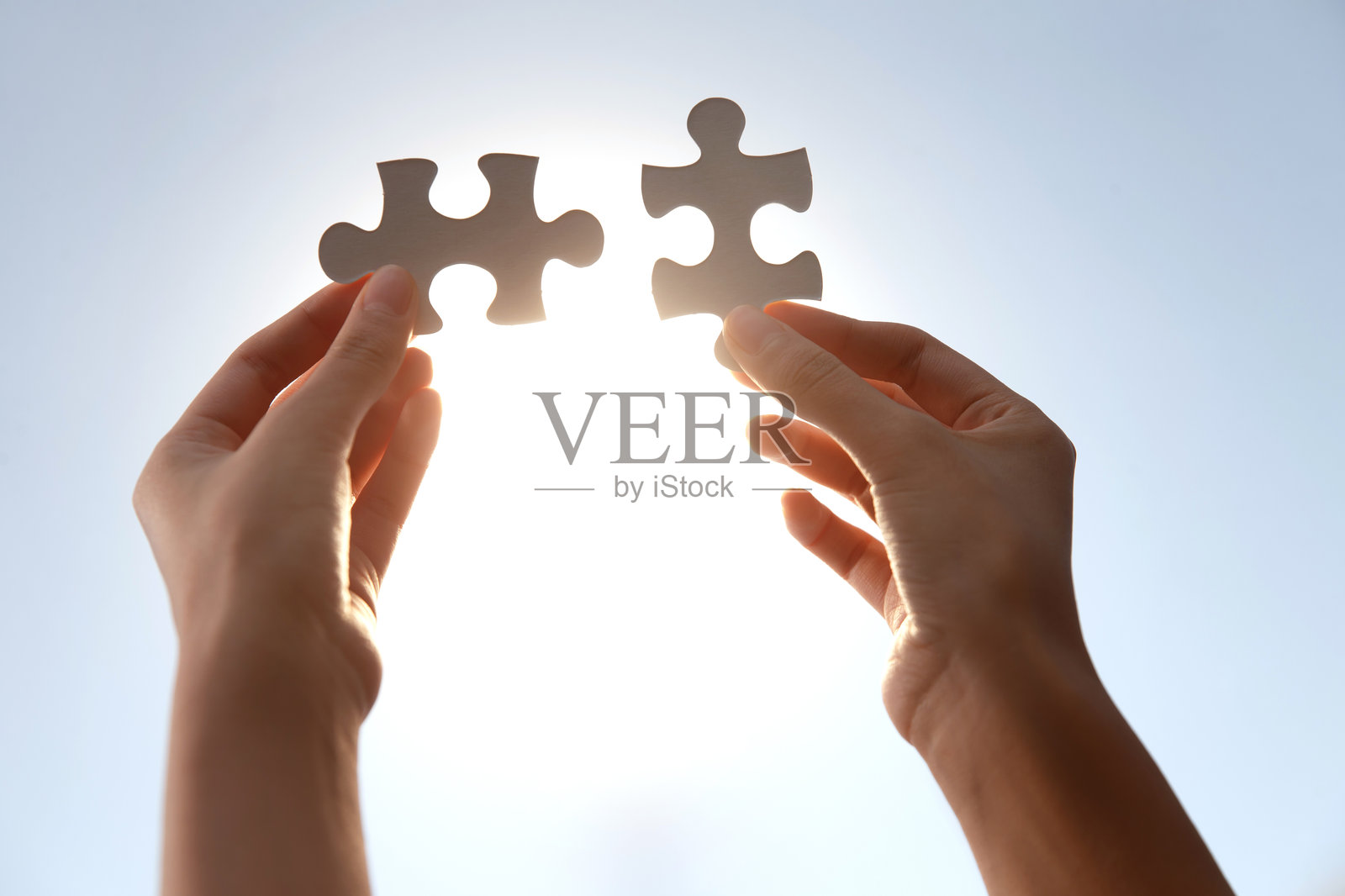 手握连接的拼图碎片 - 团队合作与协作照片摄影图片