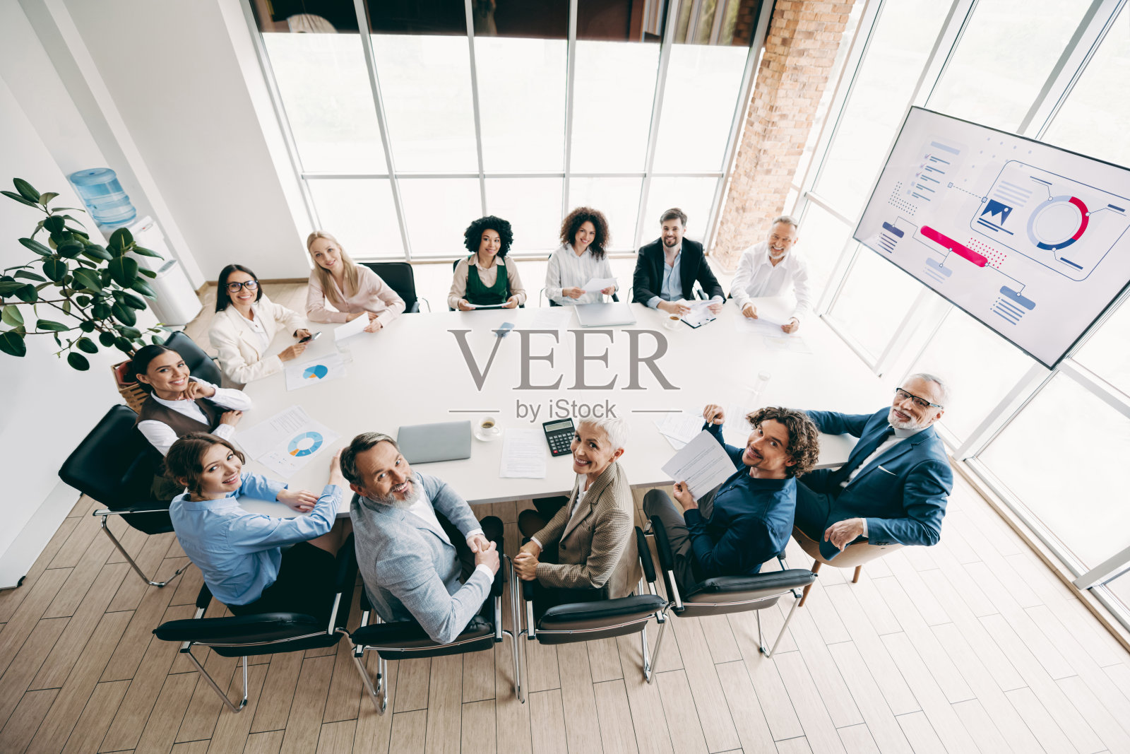 在现代办公室里,一支专业团队正在进行一次充满活力的商务会议,展示了协作、领导力和团队精神。照片摄影图片