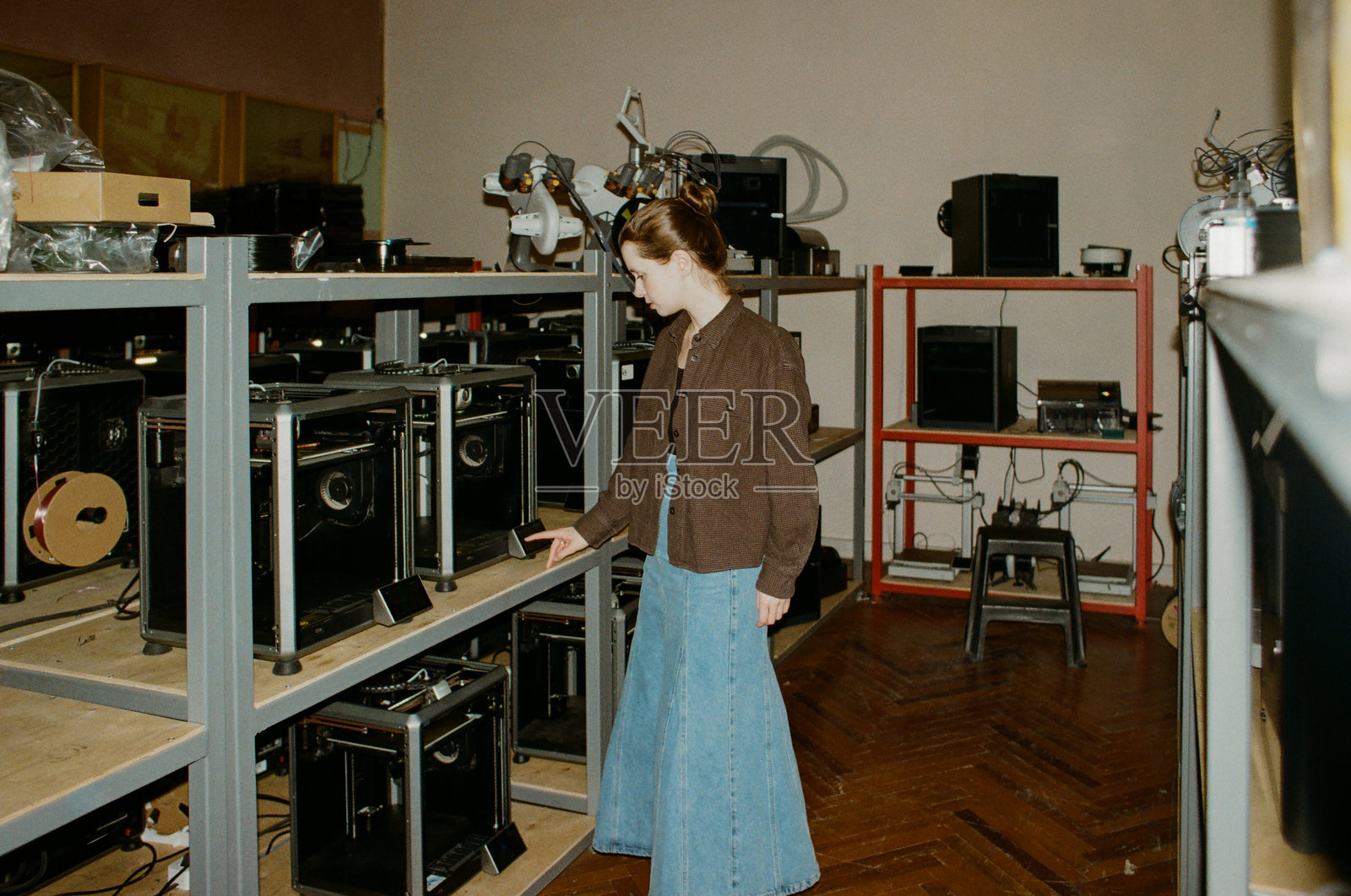 3D打印机,工厂生产三维玩具。女工程师正在编写3D打印机的程序。照片摄影图片