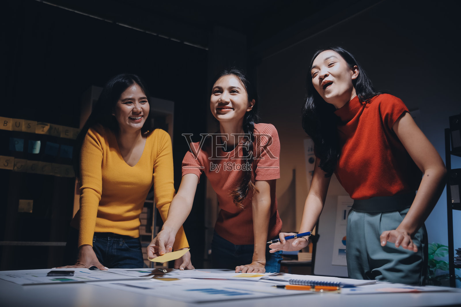 商务人士在高层办公室用笔记本电脑加班照片摄影图片