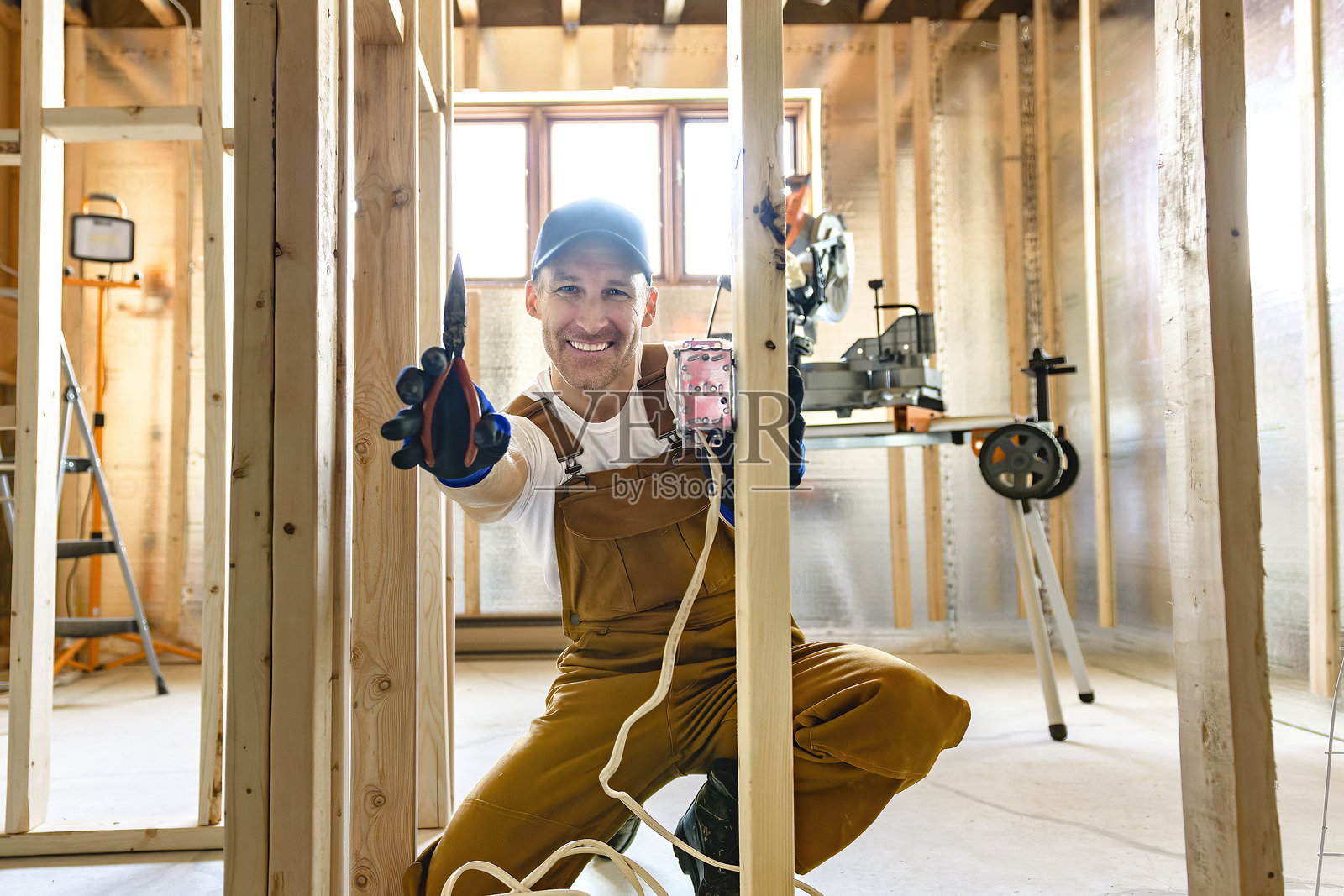 一名电工在地下室修理电路照片摄影图片