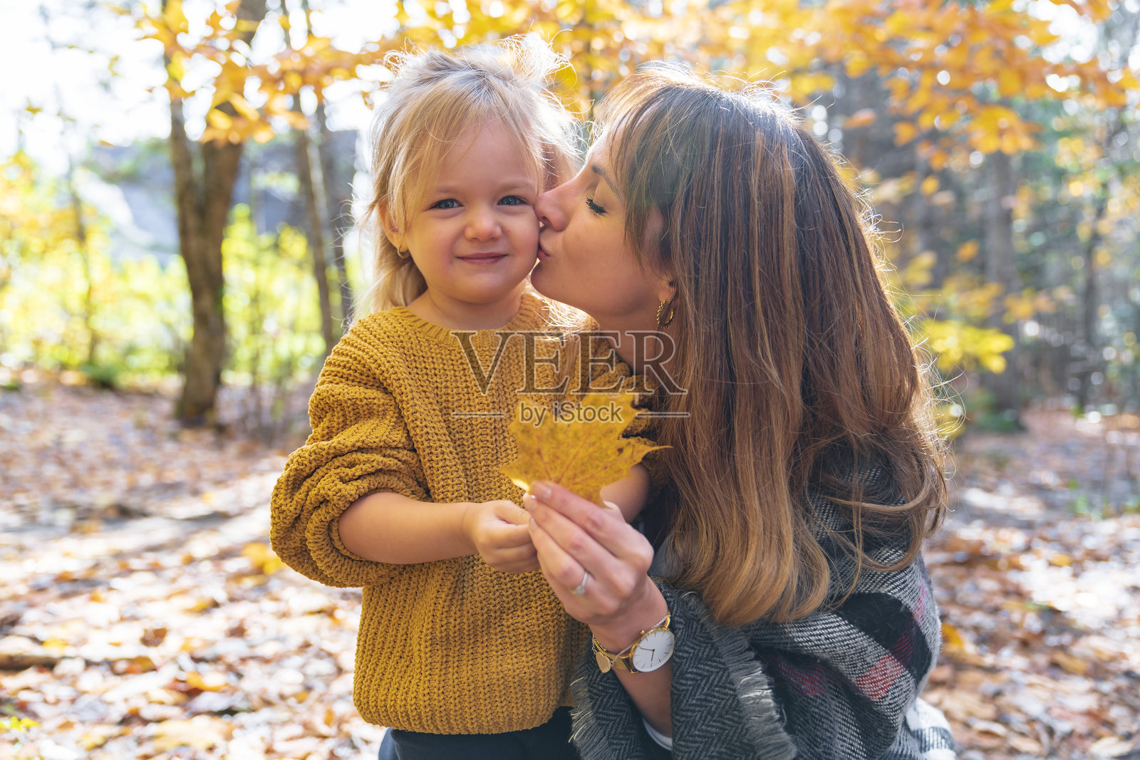 秋季公园里,女儿和妈妈在一起照片摄影图片
