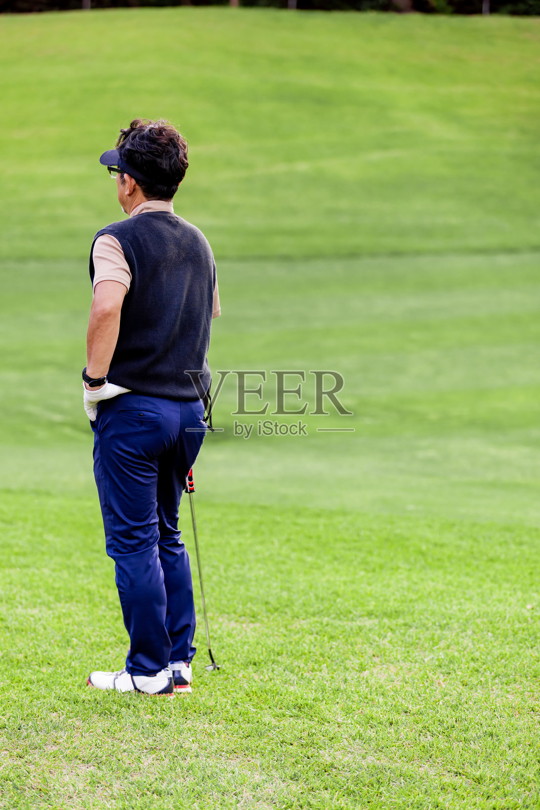 一位中年日本男士正在享受高尔夫照片摄影图片