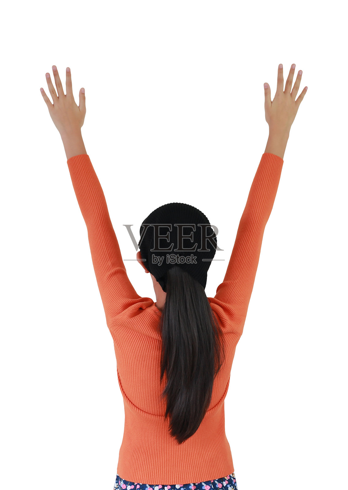 亚洲女孩的背面,双臂张开或举起,背景为白色。带裁剪路径的图像。照片摄影图片