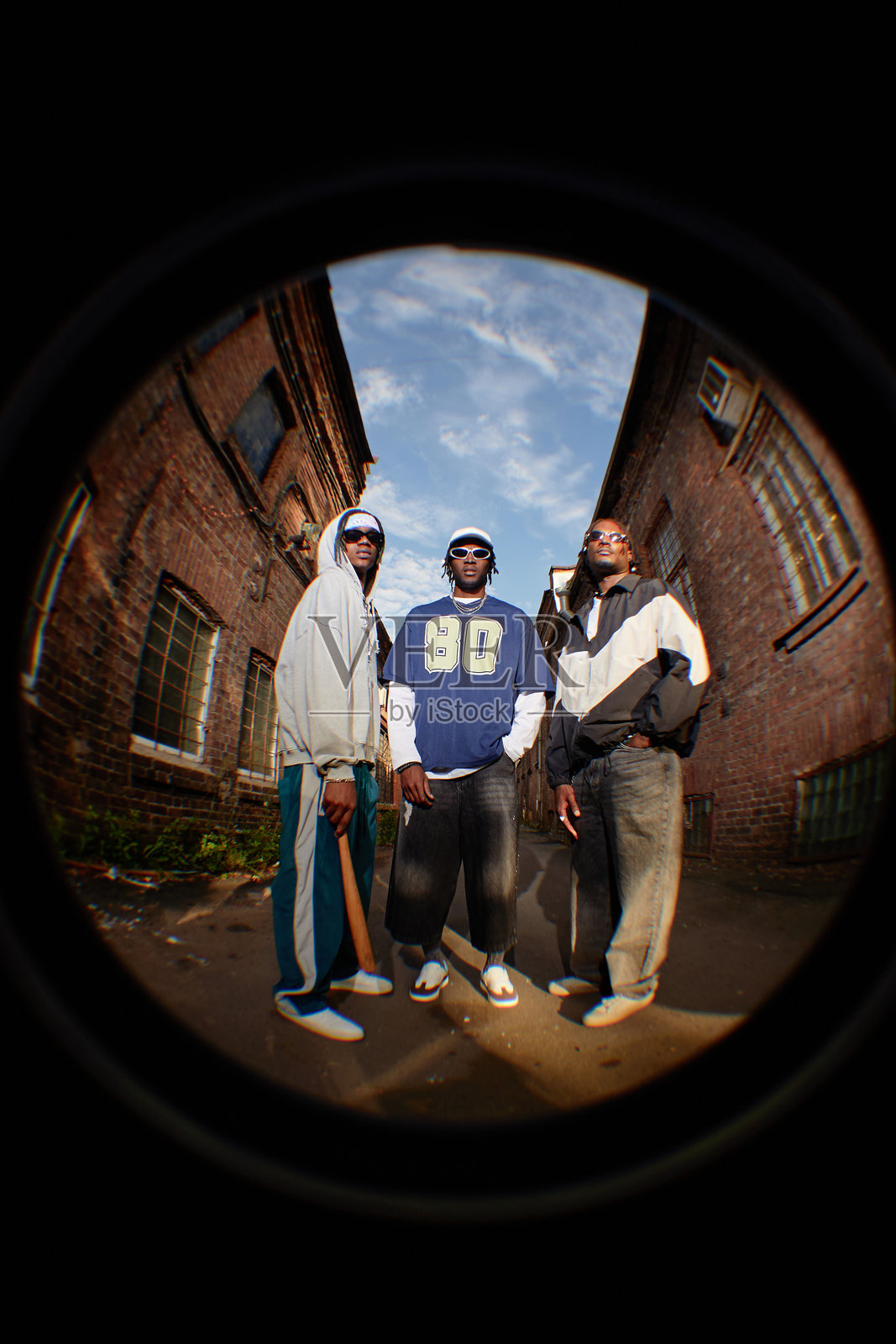 一群年轻的黑人男性在城市小巷户外站立照片摄影图片