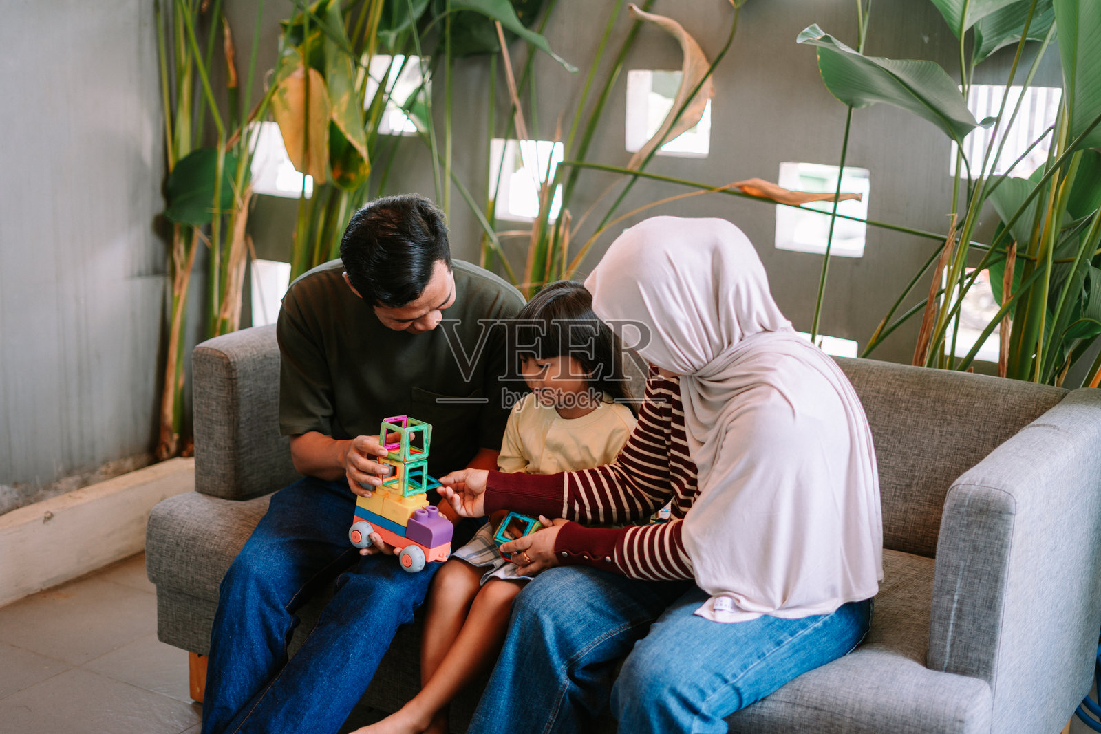 快乐的家庭在家一起玩彩色积木照片摄影图片